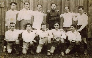 1923 : la création du club...
Le club naît sous le nom d'AS Dombasle et voici la plus ancienne photo connue de l'équipe pionnière...