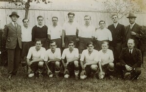 L'équipe de la saison 1933 - 1934.
Notez la couleur principale du club à l'époque : le blanc !
