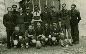 L'équipe première en 1943 - 1944.
On reconnaît, derrière l'équipe, le bâtiment jumeau de la buvette actuelle, qui servait de vestiaires aux joueurs.