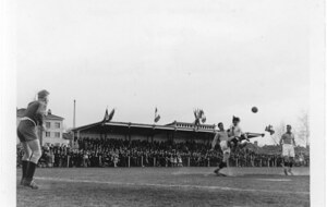 Tournoi de Pâques en 1948, Stade Solvay.
Lors de ce match opposant Dombasle à Bataville, 3000 spectateurs s'étaient massés le long de la main-courante ! On reconnaît la tribune dans le fond.