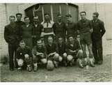 L'équipe première en 1943 - 1944.
On reconnaît, derrière l'équipe, le bâtiment jumeau de la buvette actuelle, qui servait de vestiaires aux joueurs.